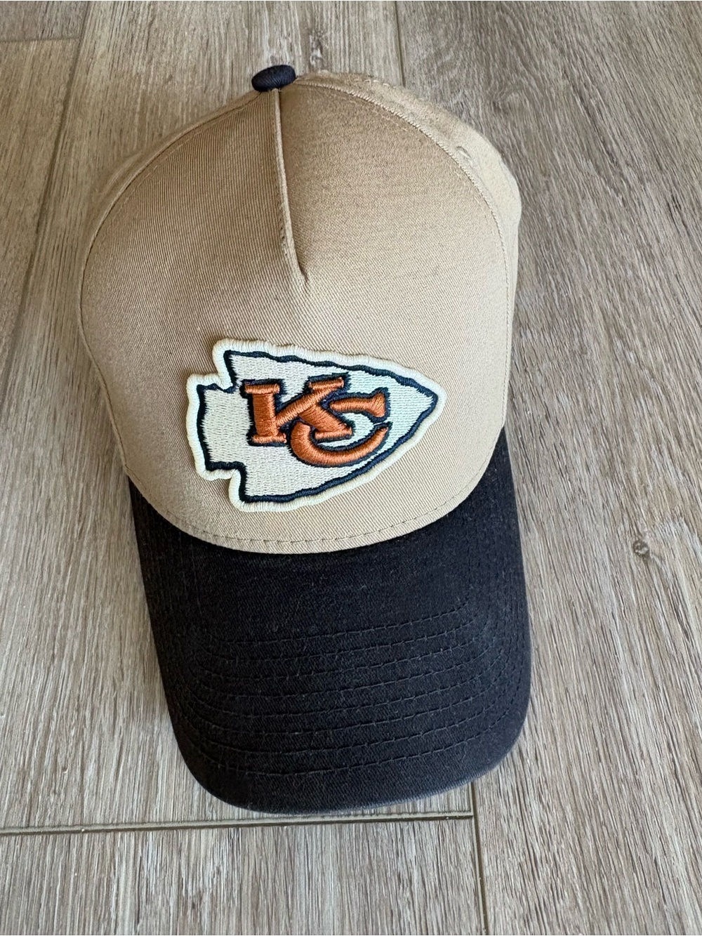 KC Chiefs - New Era Cap. Tan Crown Black Bill